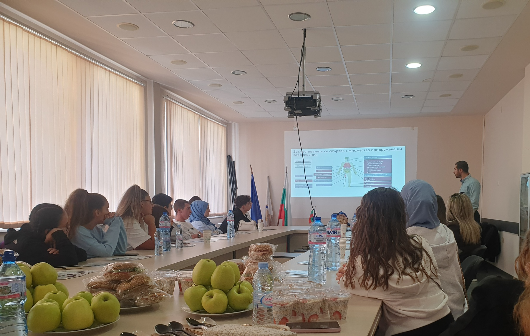 илюстративна синмка 1 на УЧЕНИЦИ ОТ  ДУХОВНОТО УЧИЛИЩЕ- ГР. МОМЧИЛГРАД  ПОСЕТИХА  МБАЛ“Д-Р АТАН...