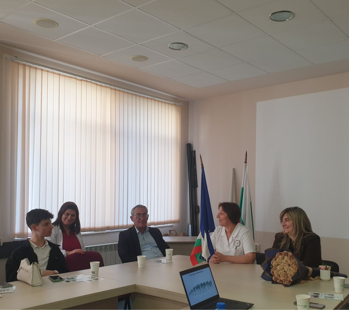 илюстративна синмка 2 на УЧЕНИЦИ ОТ  ДУХОВНОТО УЧИЛИЩЕ- ГР. МОМЧИЛГРАД  ПОСЕТИХА  МБАЛ“Д-Р АТАН...